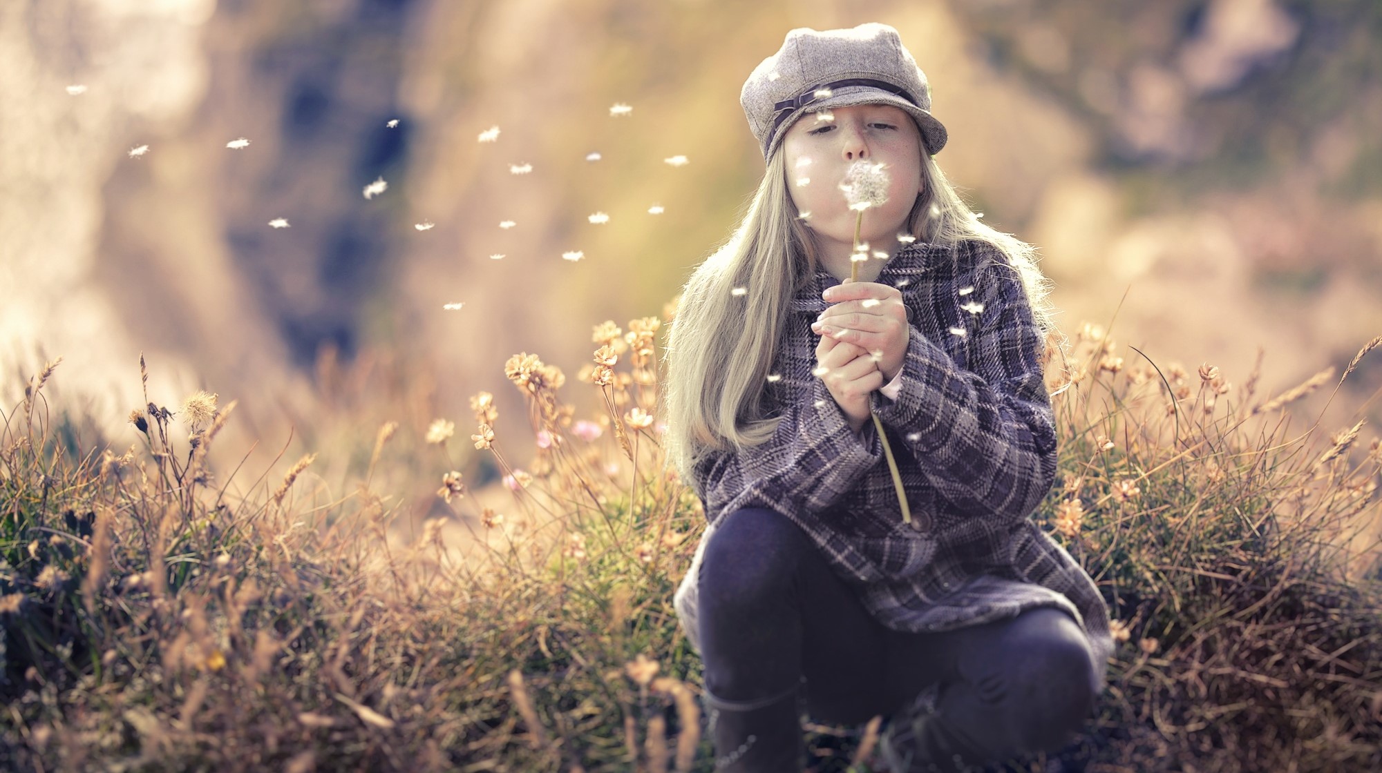 Jeune fille soufflant sur une fleur de pissenlit, hygiène de vie, naturopathe rennes