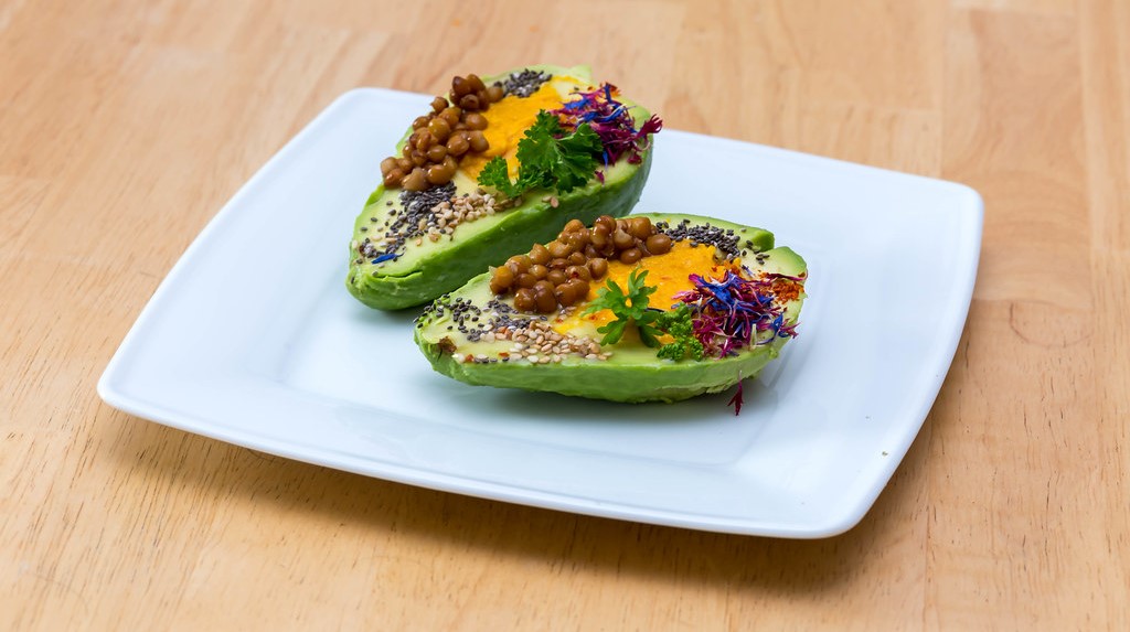 Deux assiettes gastronomiques avec de l'avocat, hygiène de vie, alimentation, naturopathe rennes