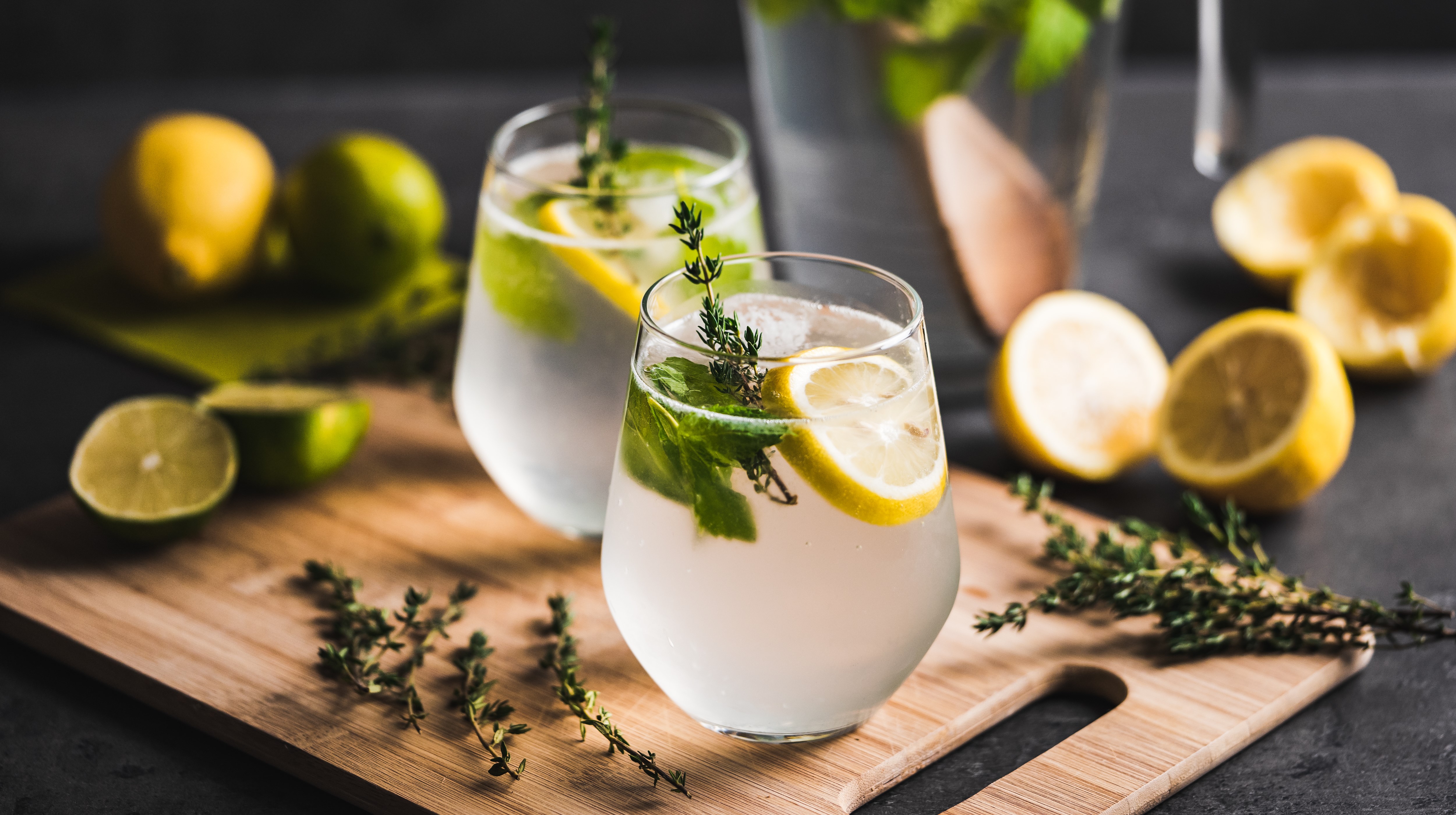 Verres d'eau infusée au citron, détox, hygiène de vie, consultation de naturopathie, naturopathe rennes