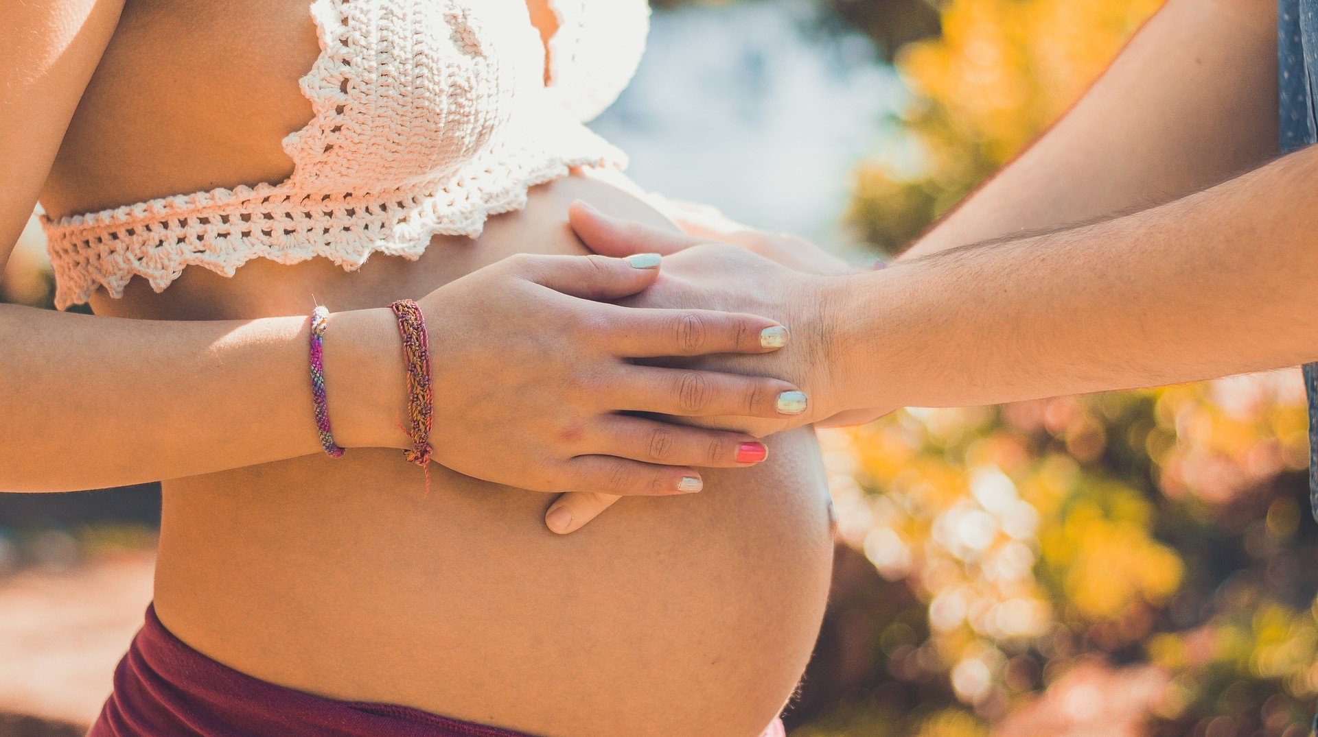 Jeune fille soufflant sur une fleur de pissenlit, grossesse, nausées de grossesse, préconception, conception, fertilité, infertilité, accouchement naturel, hygiène de vie, naturopathe rennes