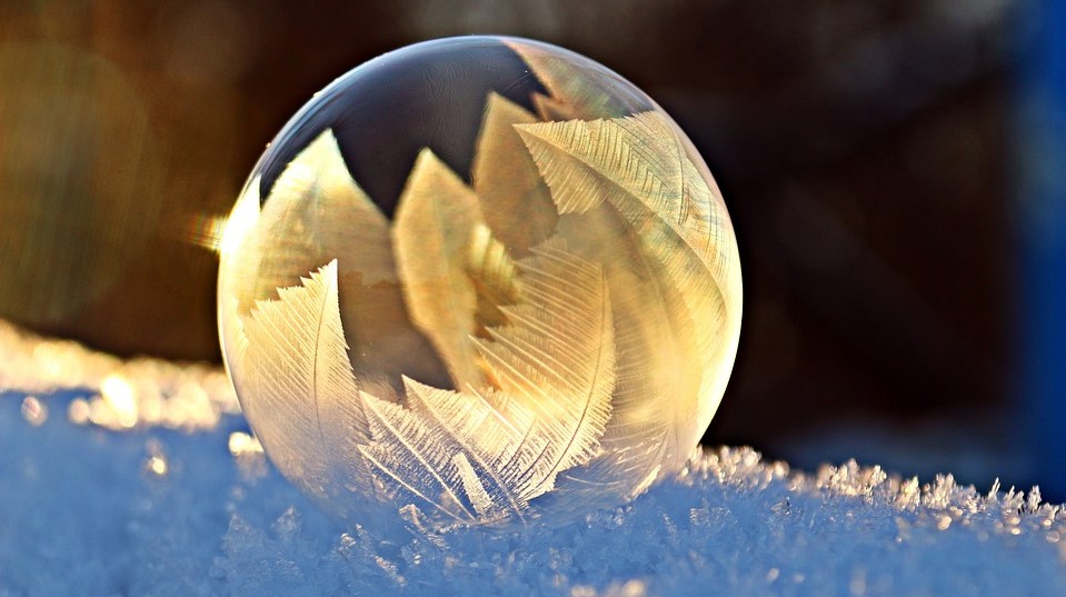 Bulle de savon cristallisée dans la glace