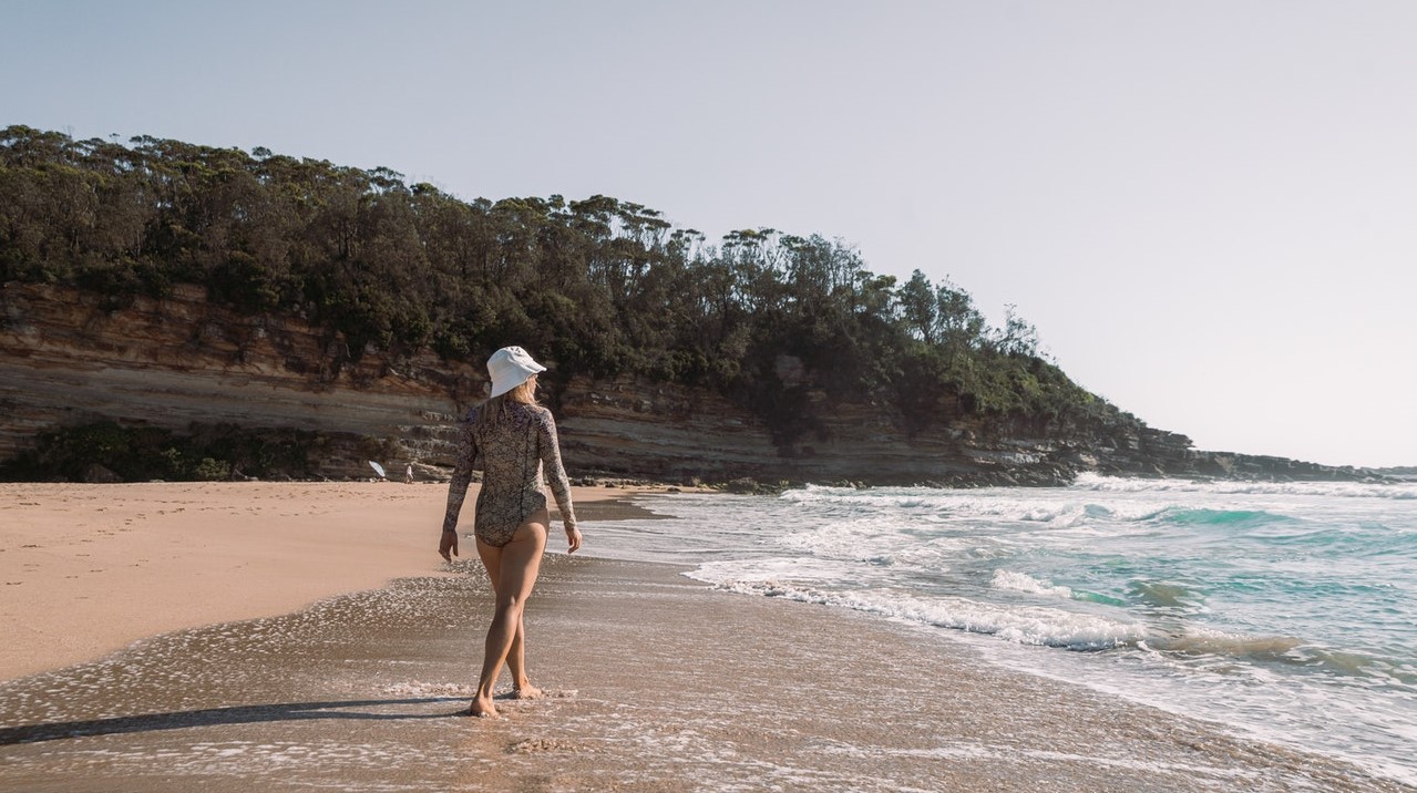Femme marchant sur la plage