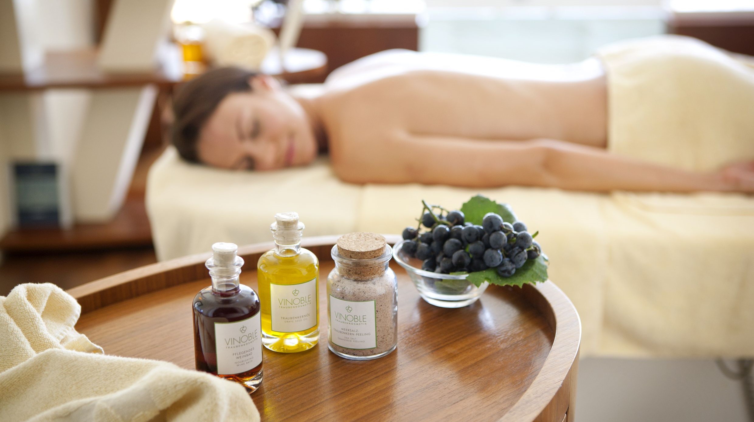 Jeune femme détendue après un massage aux huiles essentielles, hygiène de vie, naturopathe rennes