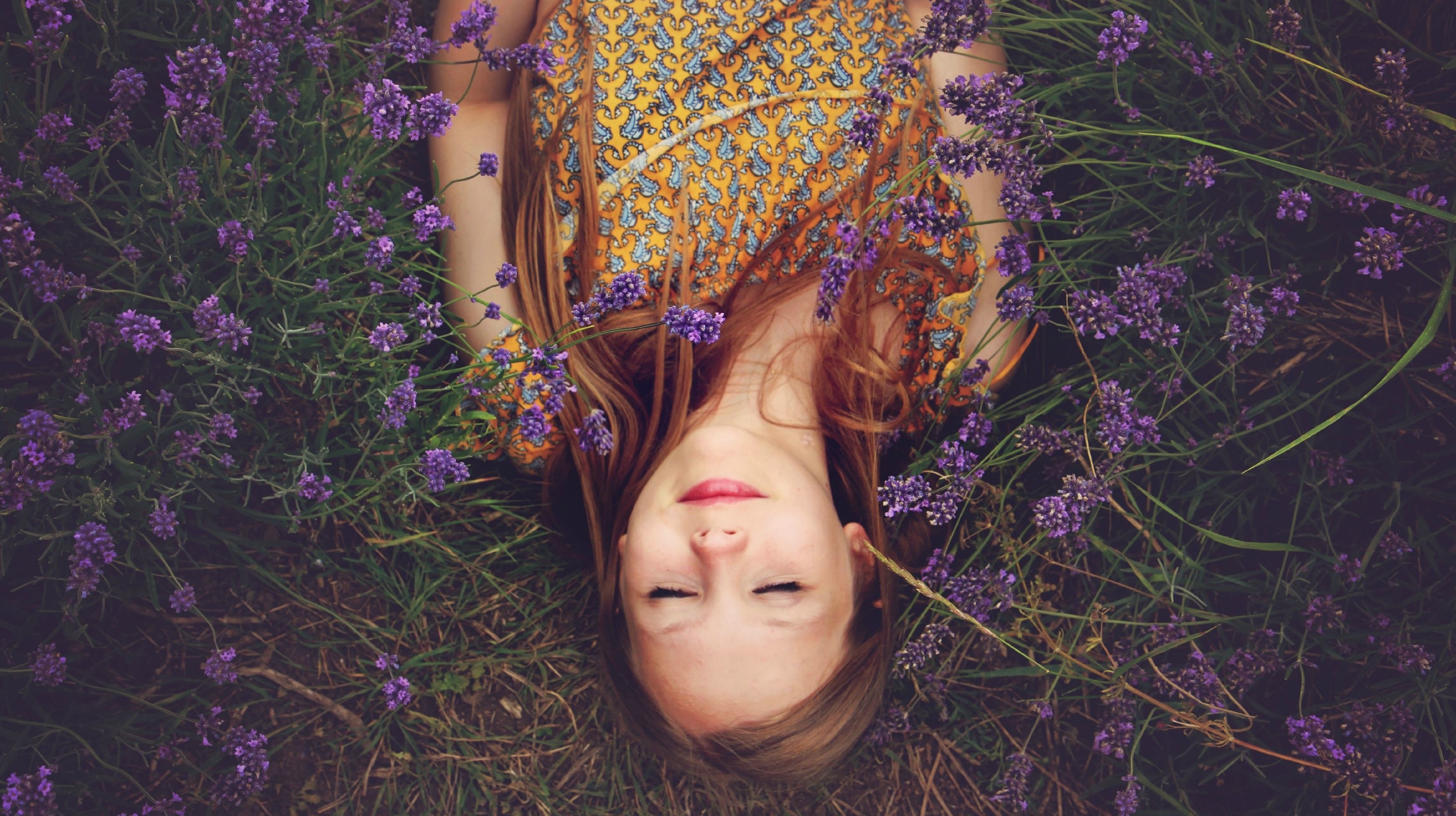 Jeune femme étendue dans des fleurs de lavande, hygiène de vie, stress, détente, sommeil, insomnie, naturopathe rennes