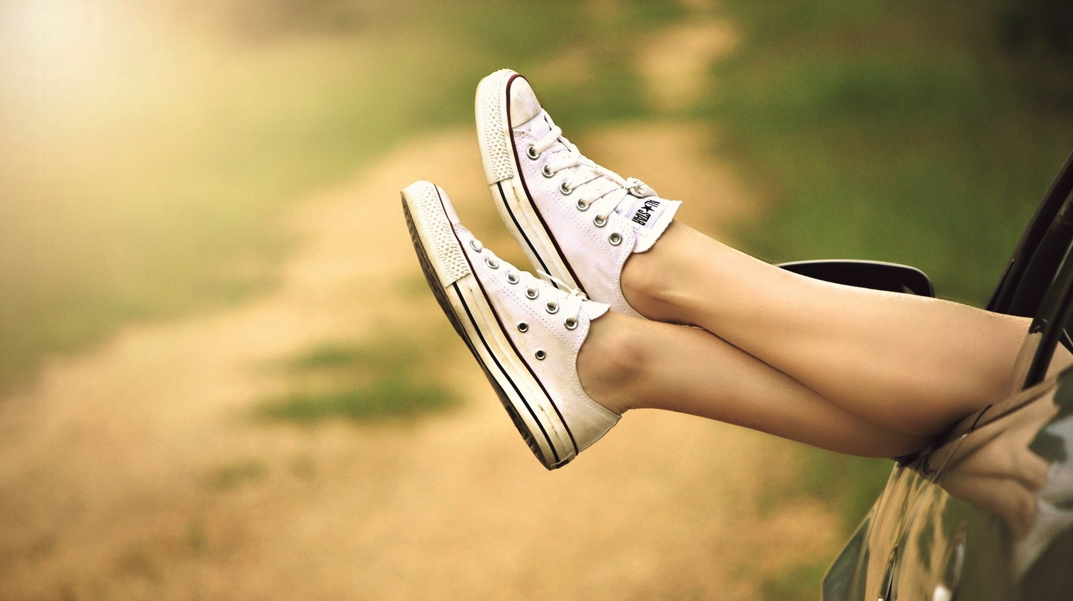 Une personne laisse sortir ses jambes par la fenêtre de la voiture, hygiène de vie, naturopathe rennes