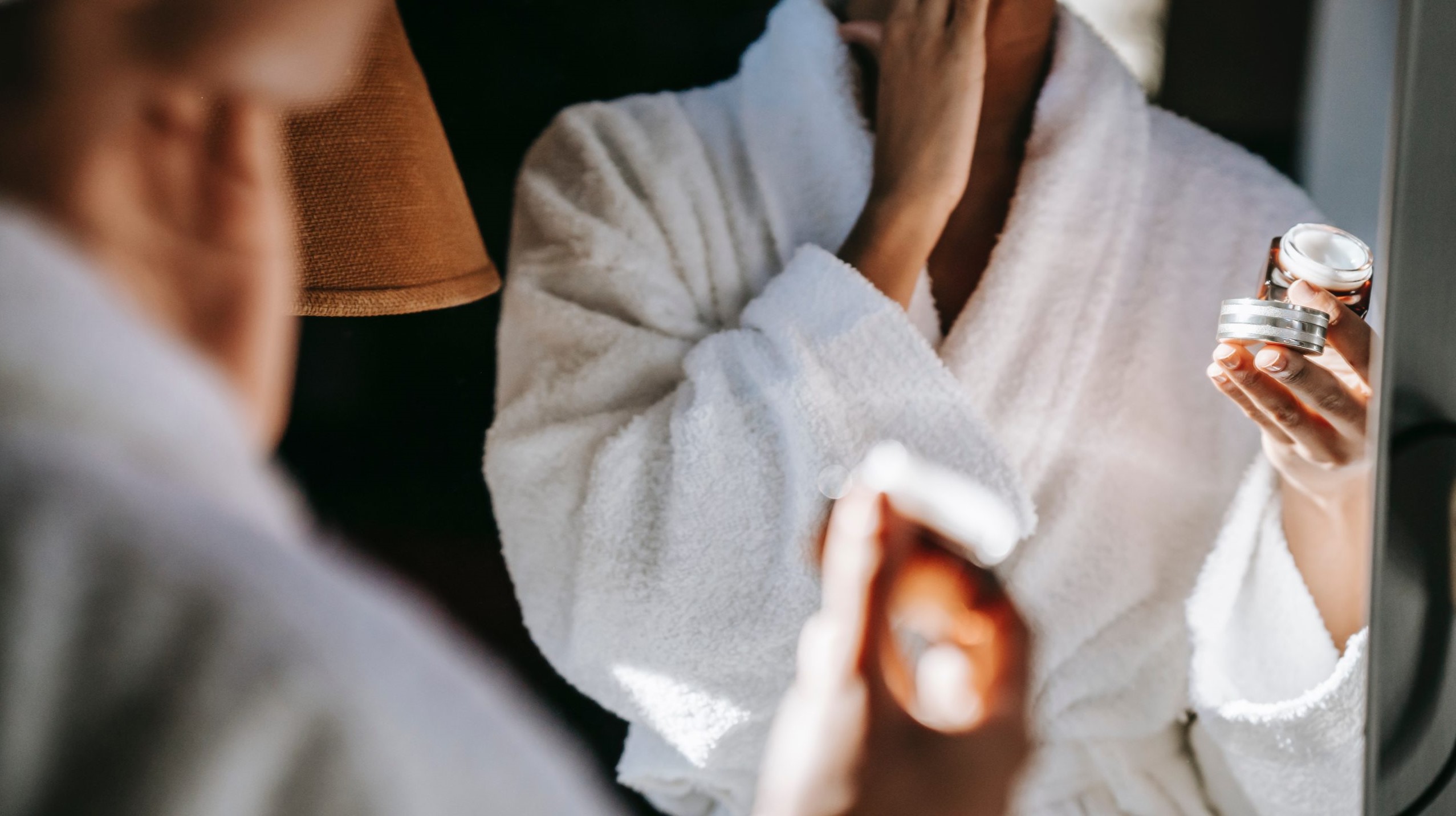 Femme sortant de la douche et se faisant un soin